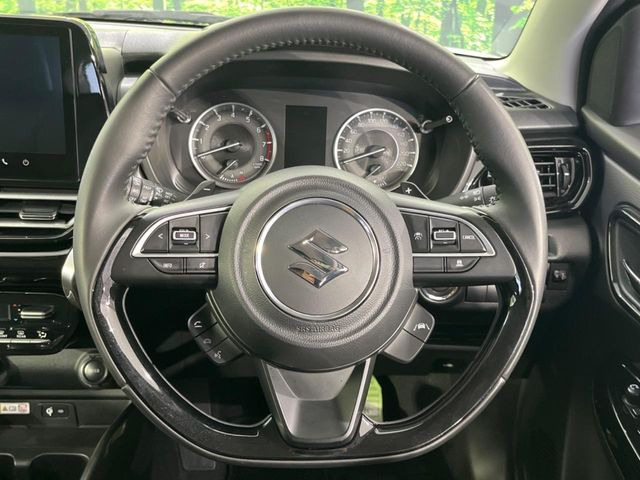 �C���e���A�ɍ��킹���f�U�C���̃X�e�A�����O�́A�^�]�������̂��Ƃ��l���A�^�]���₷���`��A�傫���ł��B�����x�A���ۂɐG���Ă��m���߂��������B