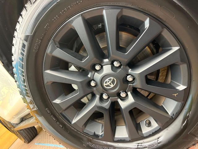 �y����18�C���`�A���~�z�C�[���z�O�ςɃ}�b�`���������A���~�z�C�[���𑕒����Ă���܂��B�e��ЊO�A���~�z�C�[����A�X�^�b�h���X�^�C�����戵�����Ă���܂��B���񂲑��k����������