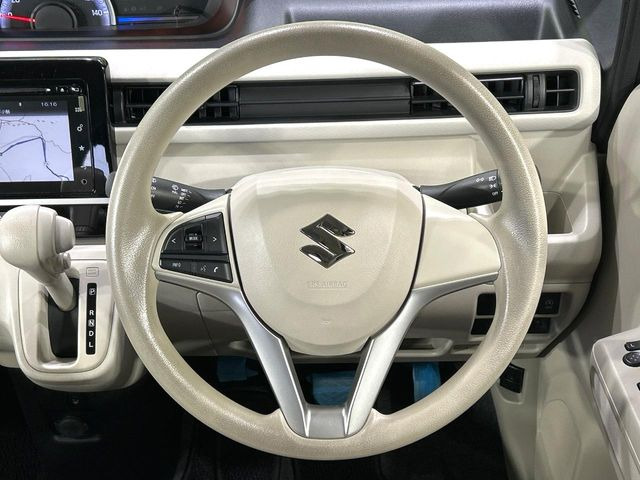 �C���e���A�ɍ��킹���f�U�C���̃X�e�A�����O�́A�^�]�������̂��Ƃ��l���A�^�]���₷���`��A�傫���ł��B�����x�A���ۂɐG���Ă��m���߂��������B