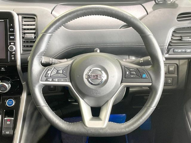 �C���e���A�ɍ��킹���f�U�C���̃X�e�A�����O�́A�^�]�������̂��Ƃ��l���A�^�]���₷���`��A�傫���ł��B�����x�A���ۂɐG���Ă��m���߂��������B