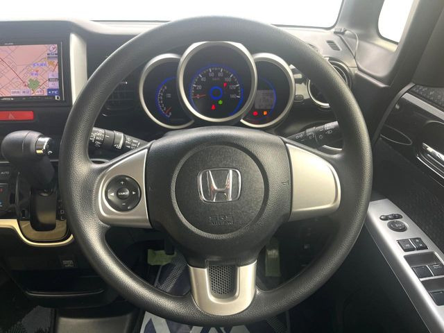 �C���e���A�ɍ��킹���f�U�C���̃X�e�A�����O�́A�^�]�������̂��Ƃ��l���A�^�]���₷���`��A�傫���ł��B�����x�A���ۂɐG���Ă��m���߂��������B