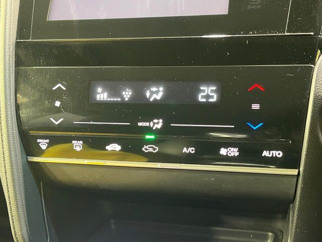 【オートエアコン】一度お好みの温度に設定すれば、車内の温度を検知し風量や温度を自動で調整。暑い&hellip;寒い&hellip;と何度もスイッチ操作をする必要はありません。快適な車内空間には必須の機能ですね♪