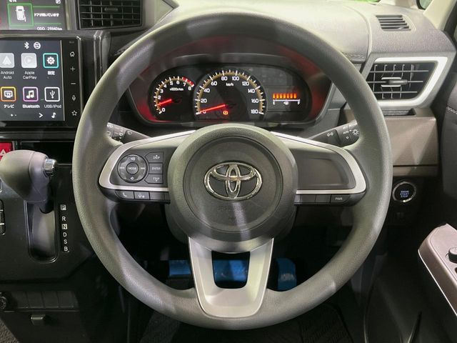 �C���e���A�ɍ��킹���f�U�C���̃X�e�A�����O�́A�^�]�������̂��Ƃ��l���A�^�]���₷���`��A�傫���ł��B�����x�A���ۂɐG���Ă��m���߂��������B