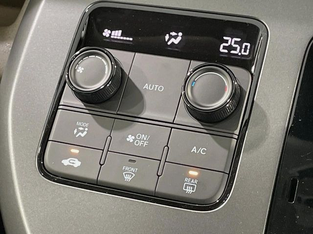 【オートエアコン】一度お好みの温度に設定すれば、車内の温度を検知し風量や温度を自動で調整。暑い&hellip;寒い&hellip;と何度もスイッチ操作をする必要はありません。快適な車内空間には必須の機能ですね♪