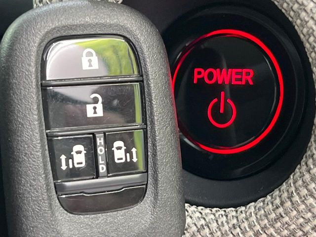 �yHonda�X�}�[�g�L�[�z�J�o����|�P�b�g�ɓ��ꂽ�܂܂ł��h�A�̎{���E�������\�ȃX�}�[�g�L�[�𑕔��B�G���W���̃I���E�I�t�����J�M�����o���K�v����������Ƃ��Ă��֗��ł���