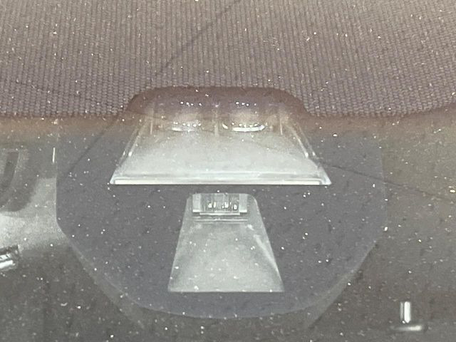 【ホンダセンシング】走行中に前方の車両等を認識し、衝突しそうな時は警報とブレーキで衝突回避と被害軽減をアシスト。より安全にドライブをお楽しみいただけます。