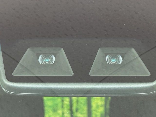 【スマートアシスト】走行中に前方の車両等を認識し、衝突しそうな時は警報とブレーキで衝突回避と被害軽減をアシスト。より安全にドライブをお楽しみいただけます。