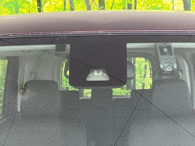 【スマートアシスト】走行中に前方の車両等を認識し、衝突しそうな時は警報とブレーキで衝突回避と被害軽減をアシスト。より安全にドライブをお楽しみいただけます。
