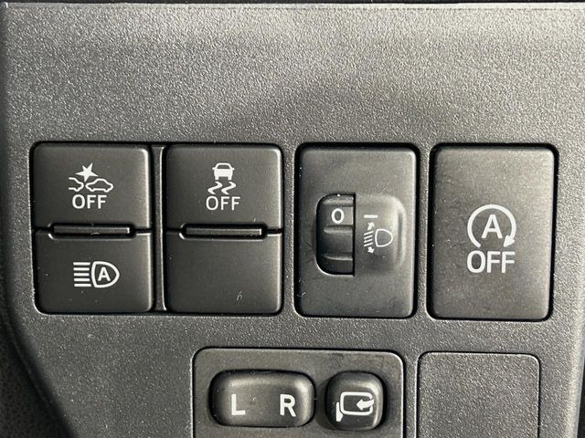 【アダプティブハイビーム】遠くまで明るく照らすハイビームを先行車や対向車に照射しない様、自動で調整!毎回手動で切り替える必要がなく、夜間走行時のストレスも軽減。安全性向上にも寄与します。