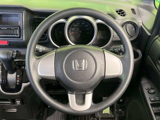 �C���e���A�ɍ��킹���f�U�C���̃X�e�A�����O�́A�^�]�������̂��Ƃ��l���A�^�]���₷���`��A�傫���ł��B�����x�A���ۂɐG���Ă��m���߂��������B