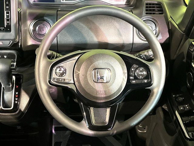 インテリアに合わせたデザインのステアリングは、運転される方のことも考え、運転しやすい形状、大きさです。是非一度、実際に触ってお確かめください。