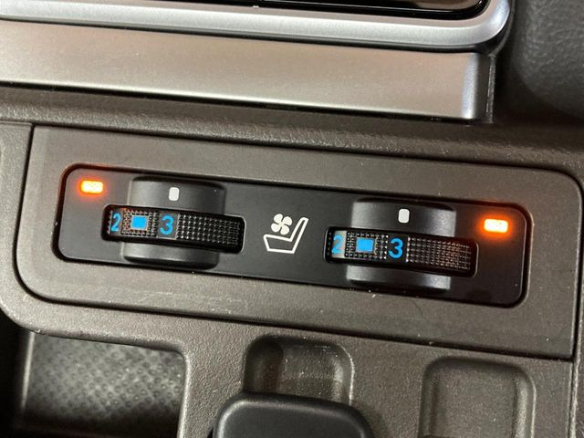 【シートベンチレーション】夏場は涼しい風でお尻や背中の熱やムレを防ぎ、冬はエアコンよりも早く温まってポカポカに!季節を問わず快適に過ごせます。