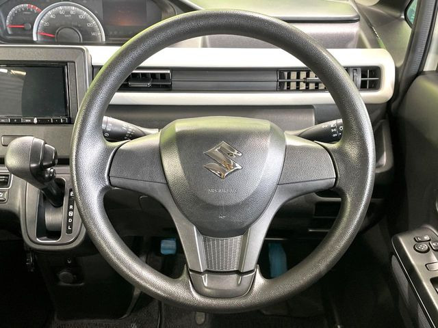 �C���e���A�ɍ��킹���f�U�C���̃X�e�A�����O�́A�^�]�������̂��Ƃ��l���A�^�]���₷���`��A�傫���ł��B�����x�A���ۂɐG���Ă��m���߂��������B