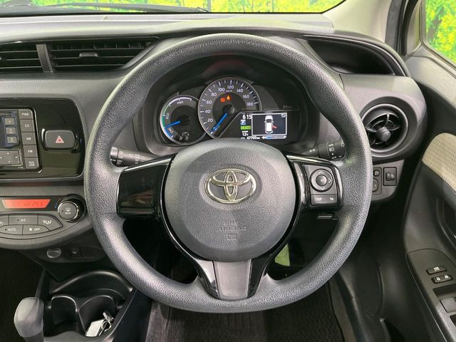 �C���e���A�ɍ��킹���f�U�C���̃X�e�A�����O�́A�^�]�������̂��Ƃ��l���A�^�]���₷���`��A�傫���ł��B�����x�A���ۂɐG���Ă��m���߂��������B