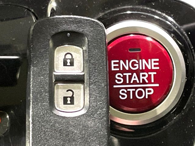 �yHonda�X�}�[�g�L�[�z�J�o����|�P�b�g�ɓ��ꂽ�܂܂ł��h�A�̎{���E�������\�ȃX�}�[�g�L�[�𑕔��B�G���W���̃I���E�I�t�����J�M�����o���K�v����������Ƃ��Ă��֗��ł���
