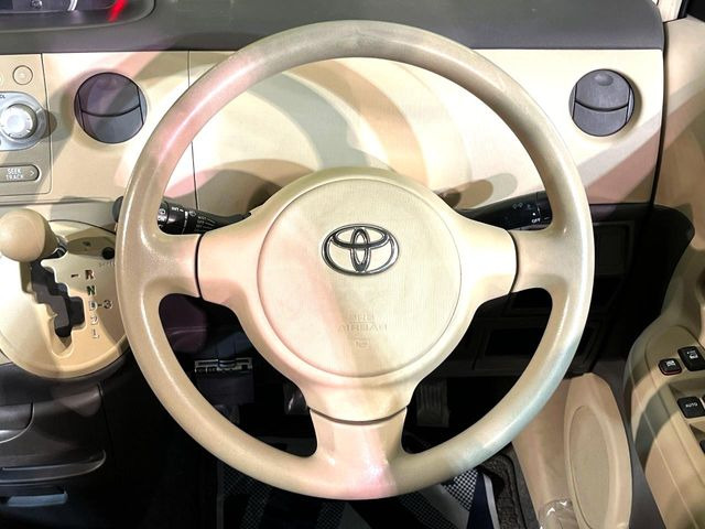 �C���e���A�ɍ��킹���f�U�C���̃X�e�A�����O�́A�^�]�������̂��Ƃ��l���A�^�]���₷���`��A�傫���ł��B�����x�A���ۂɐG���Ă��m���߂��������B