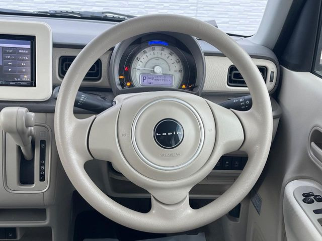 �C���e���A�ɍ��킹���f�U�C���̃X�e�A�����O�́A�^�]�������̂��Ƃ��l���A�^�]���₷���`��A�傫���ł��B�����x�A���ۂɐG���Ă��m���߂��������B