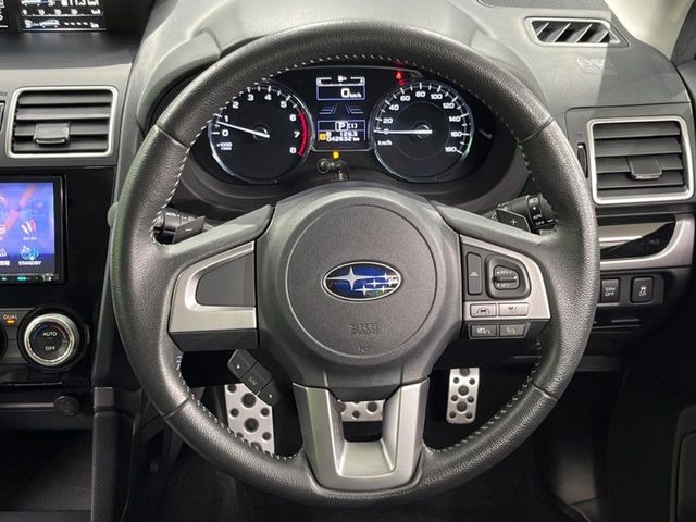 �C���e���A�ɍ��킹���f�U�C���̃X�e�A�����O�́A�^�]�������̂��Ƃ��l���A�^�]���₷���`��A�傫���ł��B�����x�A���ۂɐG���Ă��m���߂��������B