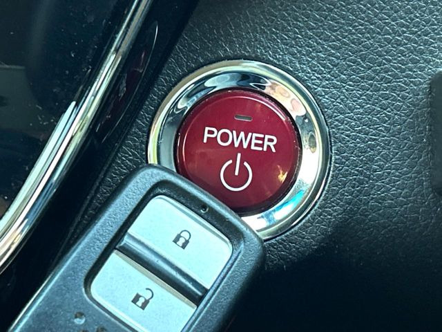 �yHonda�X�}�[�g�L�[�z�J�o����|�P�b�g�ɓ��ꂽ�܂܂ł��h�A�̎{���E�������\�ȃX�}�[�g�L�[�𑕔��B�G���W���̃I���E�I�t�����J�M�����o���K�v����������Ƃ��Ă��֗��ł���