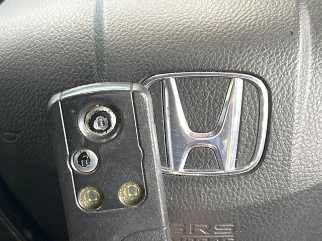 �yHonda�X�}�[�g�L�[�z�J�o����|�P�b�g�ɓ��ꂽ�܂܂ł��h�A�̎{���E�������\�ȃX�}�[�g�L�[�𑕔��B�G���W���̃I���E�I�t�����J�M�����o���K�v����������Ƃ��Ă��֗��ł���