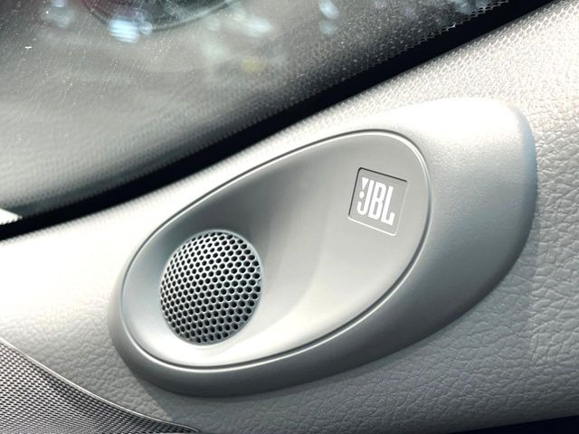 �yJBL�T�E���h�V�X�e���z���[�J�[�I�v�V�����̍��i�ʃT�E���h�V�X�e���𓋍ځB��p�̃`���[�j���O���{���ꂽ�召�l�X�ȃX�s�[�J�[����ǎ��ȃT�E���h���t�ł��A�Տꊴ���ӂ�鉹����Ԃ����o���܂��B