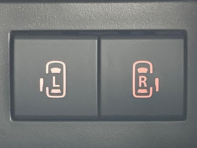 【両側パワースライドドア】スマートキーや運転席のスイッチで後席両側スライドドアの開閉が可能♪電動だから力を入れてドアを開ける必要が無く、小さなお子様でも簡単に開け閉めでき快適です♪