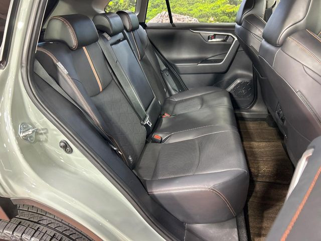後部座席も気になるようなキズ・汚れやへたり等、大きなダメージはなく、良好な状態です。