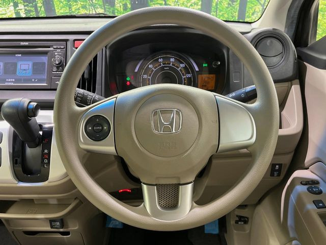 �C���e���A�ɍ��킹���f�U�C���̃X�e�A�����O�́A�^�]�������̂��Ƃ��l���A�^�]���₷���`��A�傫���ł��B�����x�A���ۂɐG���Ă��m���߂��������B