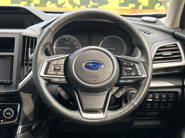 �C���e���A�ɍ��킹���f�U�C���̃X�e�A�����O�́A�^�]�������̂��Ƃ��l���A�^�]���₷���`��A�傫���ł��B�����x�A���ۂɐG���Ă��m���߂��������B