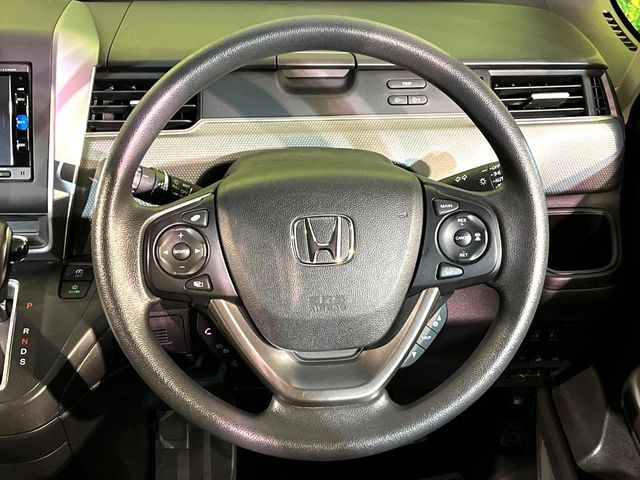 �C���e���A�ɍ��킹���f�U�C���̃X�e�A�����O�́A�^�]�������̂��Ƃ��l���A�^�]���₷���`��A�傫���ł��B�����x�A���ۂɐG���Ă��m���߂��������B