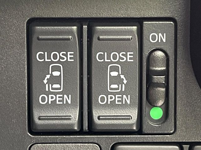 【両側パワースライドドア】スマートキーや運転席のスイッチで後席両側スライドドアの開閉が可能♪電動だから力を入れてドアを開ける必要が無く、小さなお子様でも簡単に開け閉めでき快適です♪