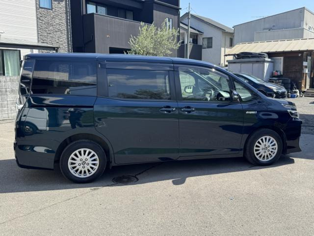 ヴォクシー1.8 ハイブリッド X