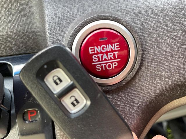 �yHonda�X�}�[�g�L�[�z�J�o����|�P�b�g�ɓ��ꂽ�܂܂ł��h�A�̎{���E�������\�ȃX�}�[�g�L�[�𑕔��B�G���W���̃I���E�I�t�����J�M�����o���K�v����������Ƃ��Ă��֗��ł���