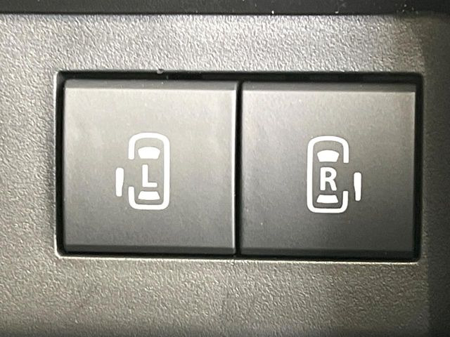 【両側パワースライドドア】スマートキーや運転席のスイッチで後席両側スライドドアの開閉が可能♪電動だから力を入れてドアを開ける必要が無く、小さなお子様でも簡単に開け閉めでき快適です♪