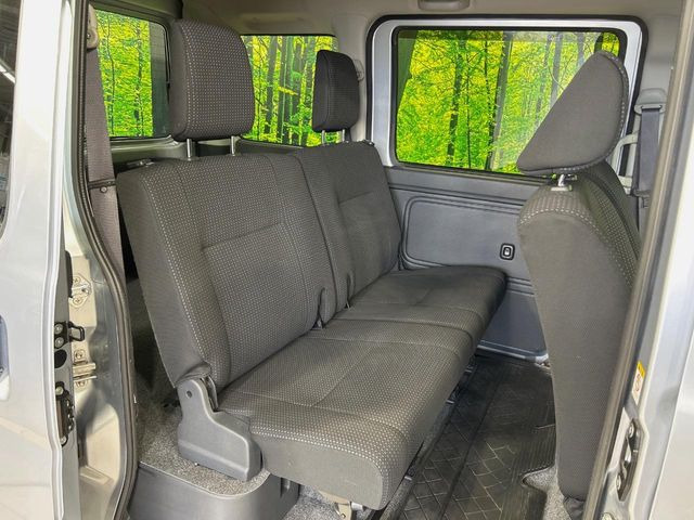 後部座席も気になるようなキズ・汚れやへたり等、大きなダメージはなく、良好な状態です。