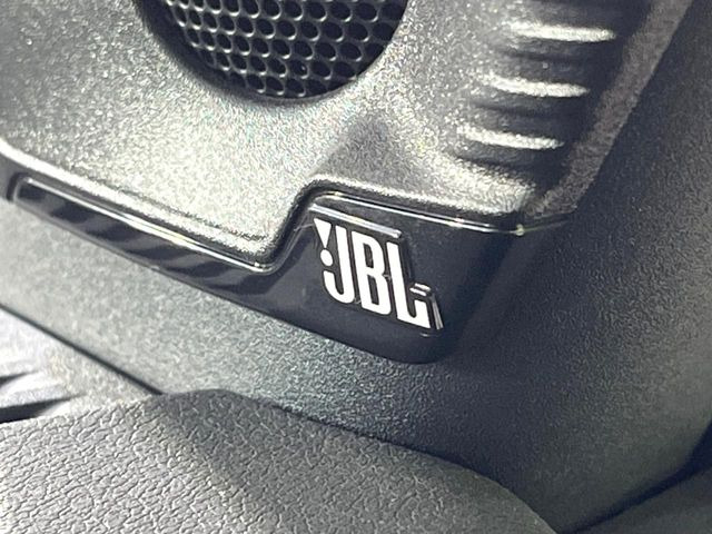 �yJBL�T�E���h�V�X�e���z���[�J�[�I�v�V�����̍��i�ʃT�E���h�V�X�e���𓋍ځB��p�̃`���[�j���O���{���ꂽ�召�l�X�ȃX�s�[�J�[����ǎ��ȃT�E���h���t�ł��A�Տꊴ���ӂ�鉹����Ԃ����o���܂��B