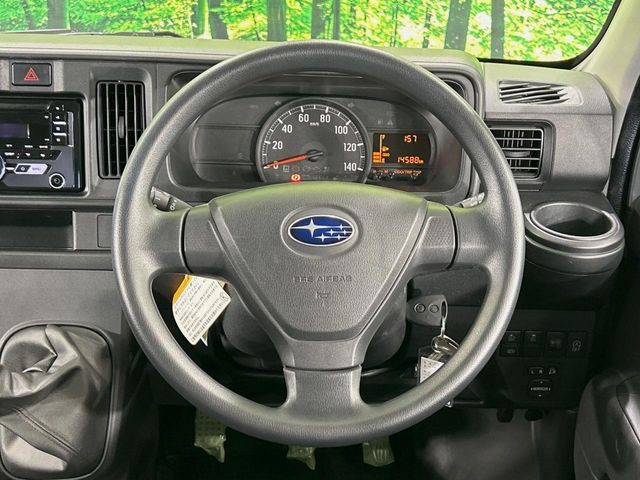 インテリアに合わせたデザインのステアリングは、運転される方のことも考え、運転しやすい形状、大きさです。是非一度、実際に触ってお確かめください。