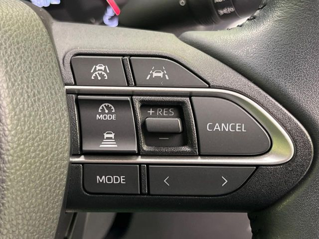 【レーントレーシングアシスト】高速道路走行時、車線からはみ出しそうになるとレーンの中央を走るようにステアリング操作をアシスト。より安全な運転をサポートしてくれます!