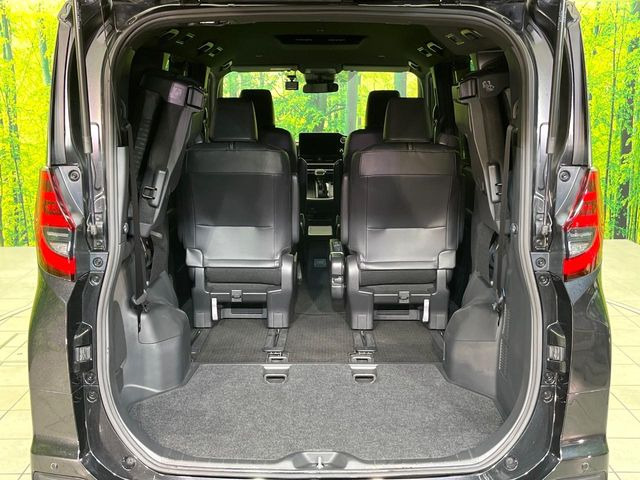 ���i�̂���������ʋ΁A���}���ɏ\���ȉ׎��X�y�[�X���m�ۂ��Ă���܂��B�Z�J���h�V�[�g��|���ƁA�傫�ȉו��̐ύڂ��\�ł���