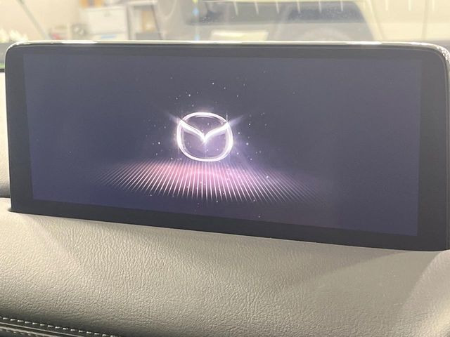 【メーカー純正ナビ】インテリアに溶け込むスタイリッシュな「専用設計」メーカーナビを装備♪視認性や操作性など基本性能にも優れ、より上質なカーライフをお楽しみいただけます。
