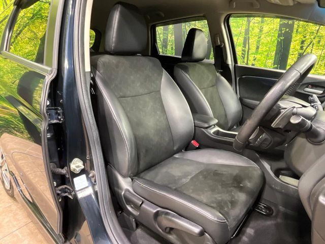 【ハーフレザーシート】高級感と座り心地を両立した人気のシート♪背面・座面のファブリック素材は、通気性の良さや滑りにくさに優れています。気温や服装に左右されず快適にお乗りいただけます。