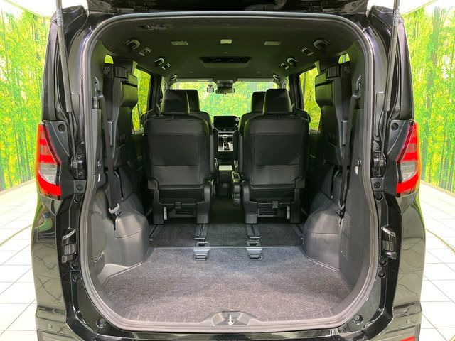 普段のお買い物や通勤、送迎等に十分な荷室スペースを確保しております。セカンドシートを倒すと、大きな荷物の積載も可能です♪