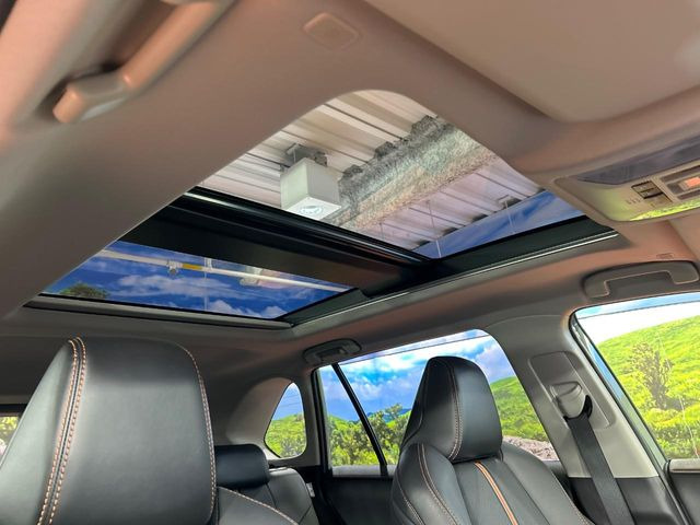 【サンルーフ】開放感たっぷりの希少装備、サンルーフが装着されています!車内に明かりを取り入れたり景色を楽しむ以外にも、車内の空気も簡単に換気できて快適です!