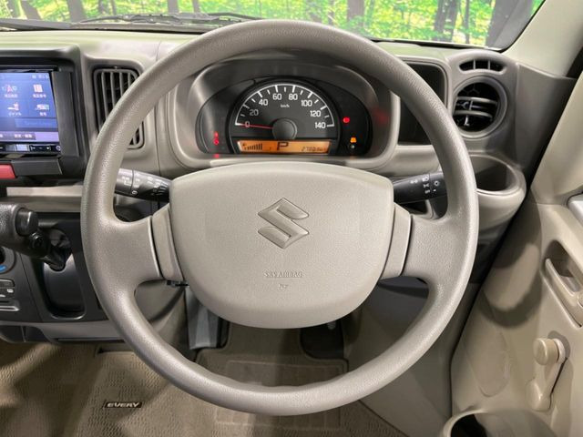 �C���e���A�ɍ��킹���f�U�C���̃X�e�A�����O�́A�^�]�������̂��Ƃ��l���A�^�]���₷���`��A�傫���ł��B�����x�A���ۂɐG���Ă��m���߂��������B