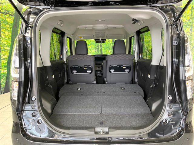 後席を格納すると、これだけの広さが!シーンに合わせたシートアレンジで、大きな荷物も積むことが出来ます♪
