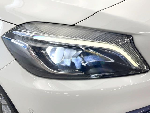 ●LEDヘッドライト:夜間走行時も良好な視界を確保し安心して運転できる高輝度LEDヘッドライトを装備!点灯速度が早く、消費電力も抑えられています。