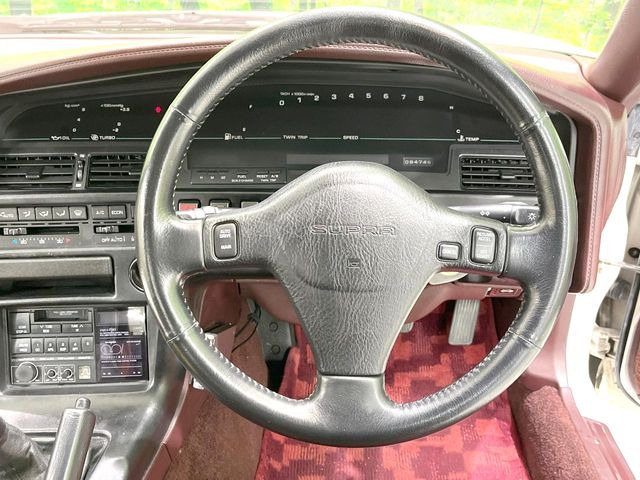 �C���e���A�ɍ��킹���f�U�C���̃X�e�A�����O�́A�^�]�������̂��Ƃ��l���A�^�]���₷���`��A�傫���ł��B�����x�A���ۂɐG���Ă��m���߂��������B