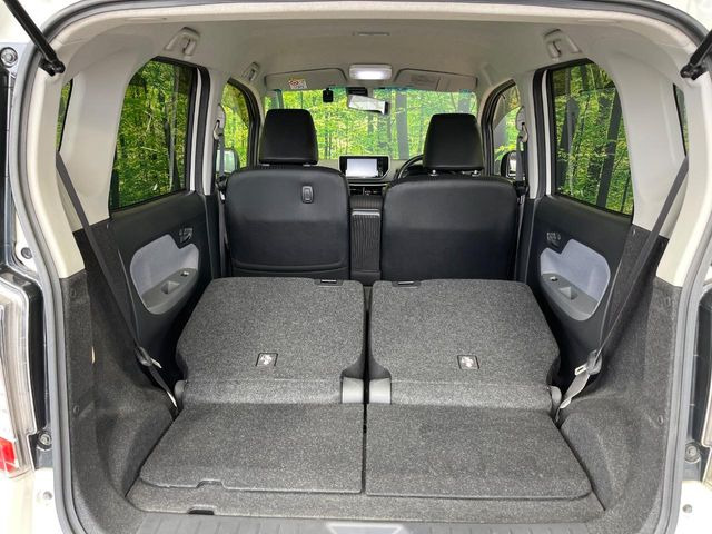 ���i�̂���������ʋ΁A���}���ɏ\���ȉ׎��X�y�[�X���m�ۂ��Ă���܂��B�Z�J���h�V�[�g��|���ƁA�傫�ȉו��̐ύڂ��\�ł���