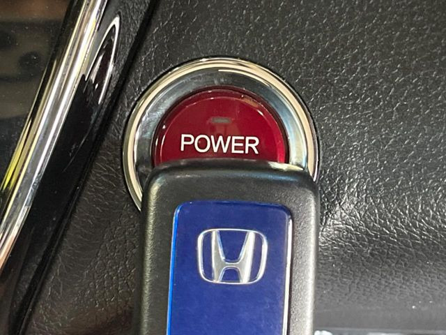 �yHonda�X�}�[�g�L�[�z�J�o����|�P�b�g�ɓ��ꂽ�܂܂ł��h�A�̎{���E�������\�ȃX�}�[�g�L�[�𑕔��B�G���W���̃I���E�I�t�����J�M�����o���K�v����������Ƃ��Ă��֗��ł���