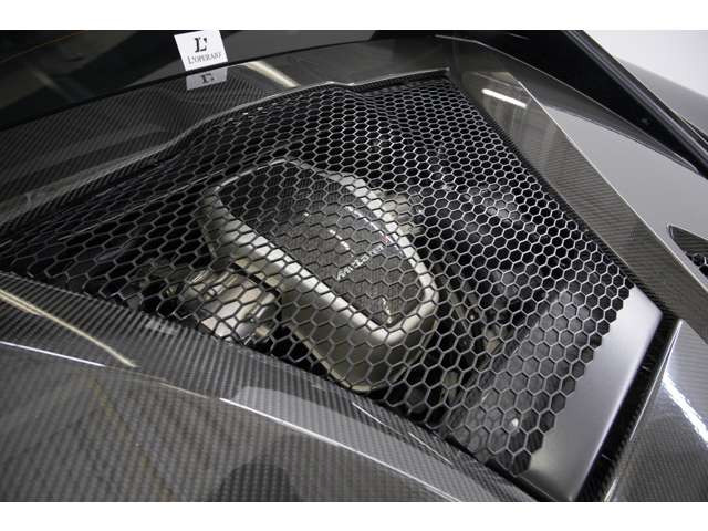 3.8L V型8気筒DOHCツインターボ、570ps/61.2kgm、全長&times;全幅&times;全高mm 4530&times;2095&times;1202mm、車両重量 1452kg